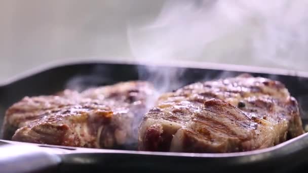 Biftek bir tencerede kızartılır — Stok video