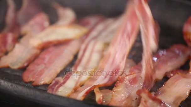 Fritado de bacon em uma panela — Vídeo de Stock