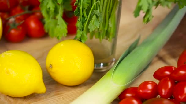 Close-up van groenten en fruit op een tafel — Stockvideo