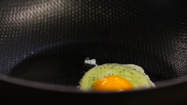 Les œufs sont frits dans une poêle — Video