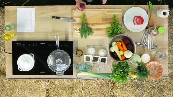 El cocinero prepara una vista de la comida desde arriba — Vídeo de stock