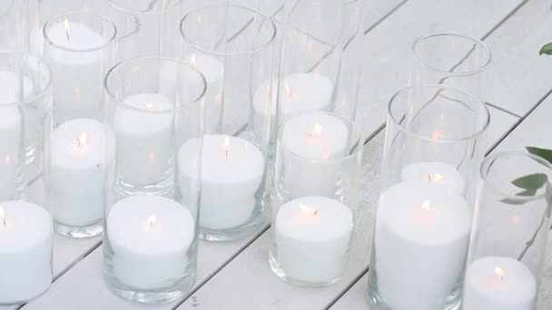 Kleine Kerzen auf Holztisch — Stockvideo