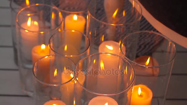 Pequeñas velas relámpago de cerca — Vídeos de Stock