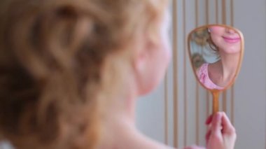 Kız el aynaya bakıyor