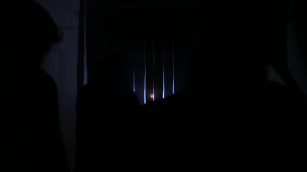 Los hombres van a la luz — Vídeo de stock