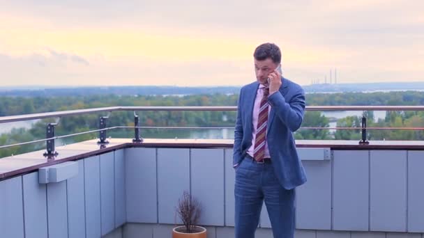 Affärsman talar på en telefon — Stockvideo