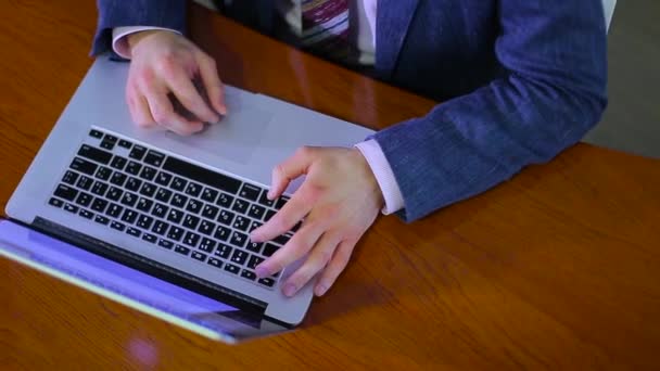 Empresário trabalhando em um laptop — Vídeo de Stock