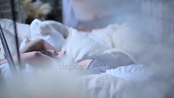 Dívka se vyhřívá v posteli — Stock video