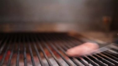 Bir ızgara kavrulmuş Burger pirzola