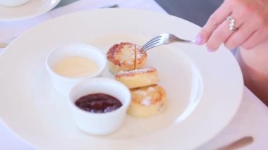 Üzerinde beyaz bir sofra Servis Kahvaltı