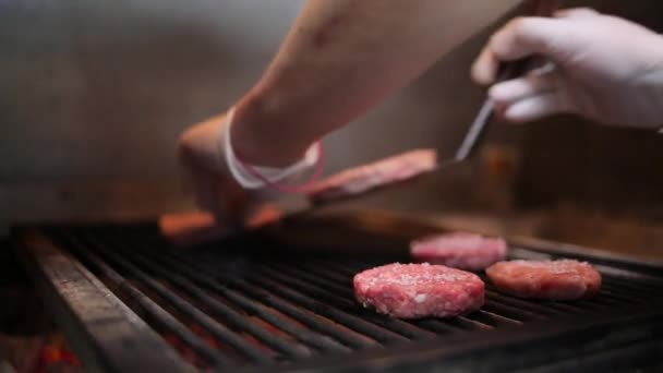 Costeletas de hambúrguer assadas em uma grelha — Vídeo de Stock