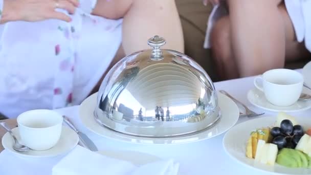 Ontbijt op een wit servies — Stockvideo