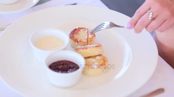 Café da manhã em um utensílios de mesa brancos — Vídeo de Stock