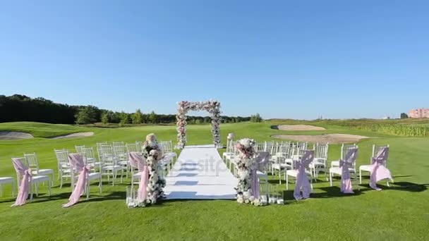 Mobiliário para a cerimônia de casamento no gramado — Vídeo de Stock