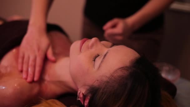 Fille frotter avec de l'huile pour massage — Video