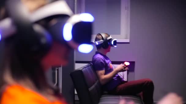 Mann und Mädchen spielt Vr Videospiel — Stockvideo