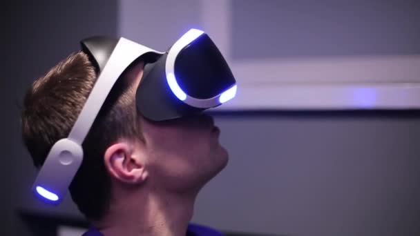 Homem joga jogo de vídeo VR — Vídeo de Stock