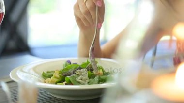 Kız bir salata yemek