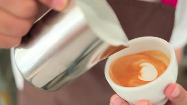 Baristan gör en ritning på kaffe — Stockvideo