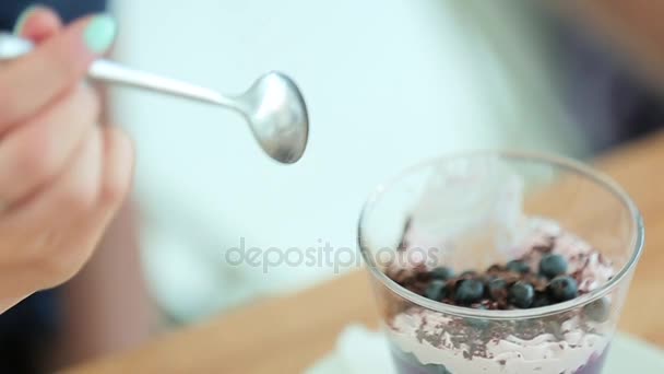 A menina está comendo sobremesa — Vídeo de Stock