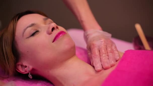 En massage för en flicka — Stockvideo