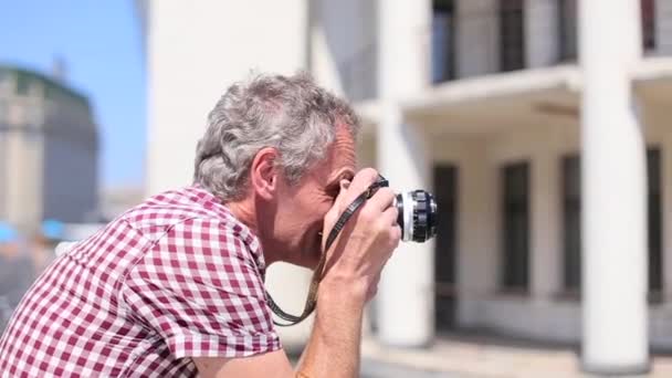 Bejaarde man maakt een foto — Stockvideo