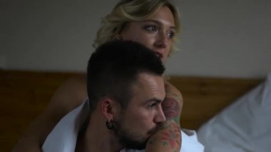 Çift hagging yatakta