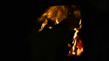 şöminede güzel ateş