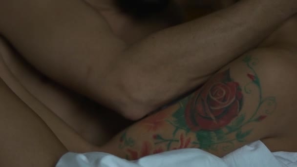 Pareja con tatuajes en la cama — Vídeos de Stock