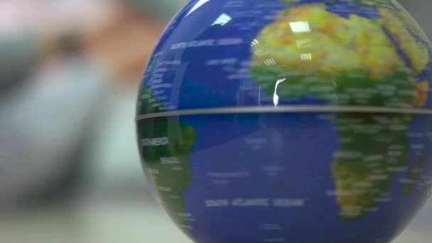 O globo gira de perto — Vídeo de Stock
