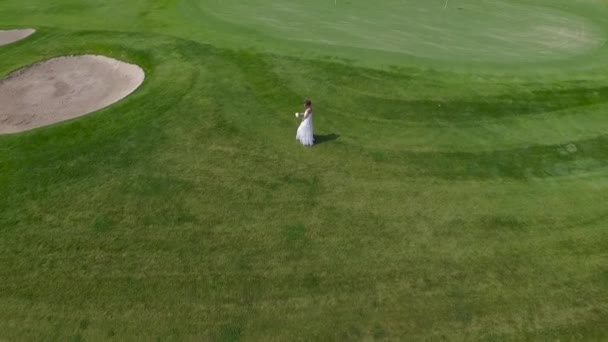 Braut auf dem Gras Luftaufnahme — Stockvideo