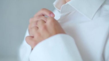 Adam beyaz bir gömlek kadar düğmelerini