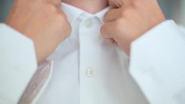 Adam beyaz bir gömlek kadar düğmelerini