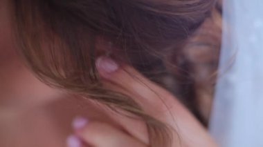 Kız gelin onun kulağına küpe koyar