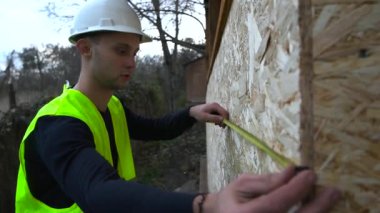 Builder ölçümleri yakın çekim yapar