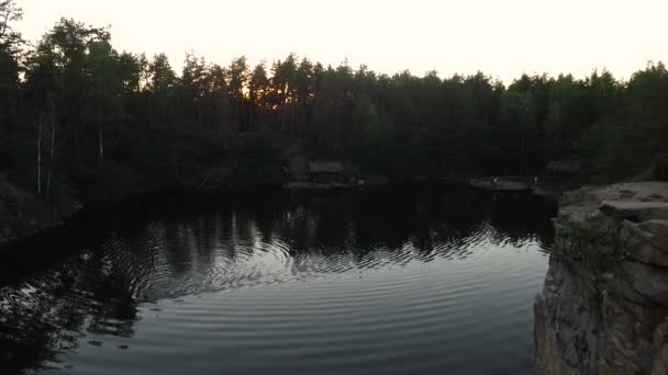 Озеро посреди леса — стоковое видео