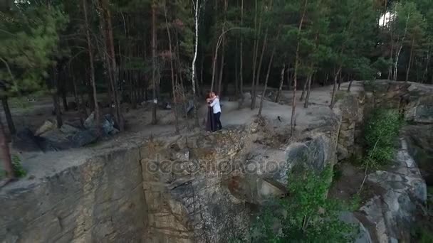 Paar küsst sich am Rande der Klippe — Stockvideo