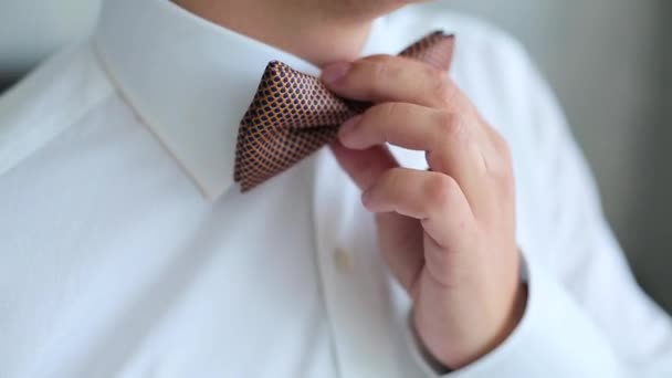 El hombre viste una corbata en camisa blanca — Vídeos de Stock