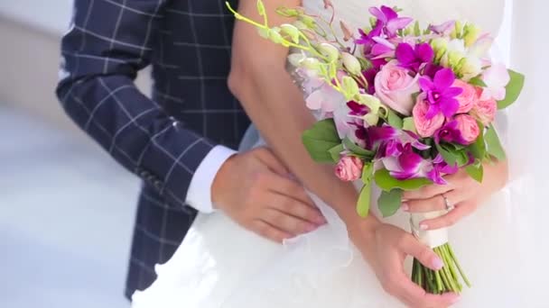 El novio abraza a la novia con flores — Vídeo de stock