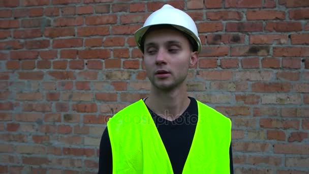 Un constructeur avec une perceuse — Video