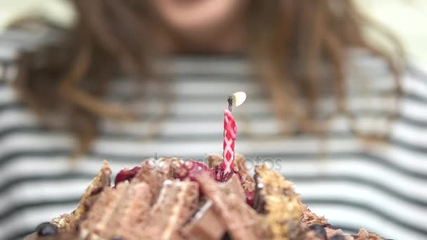 Uma menina com um bolo de aniversário — Vídeo de Stock