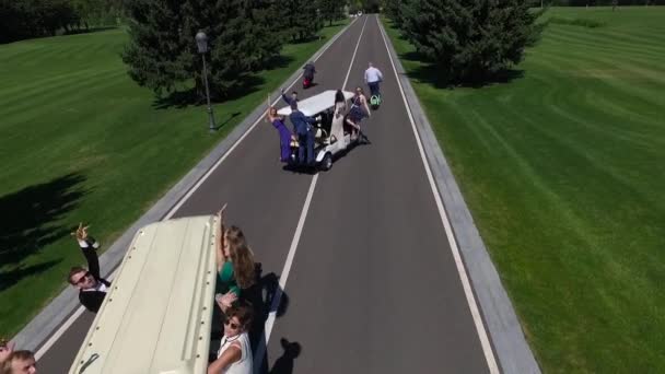 Caras se divertir em carros de golfe — Vídeo de Stock