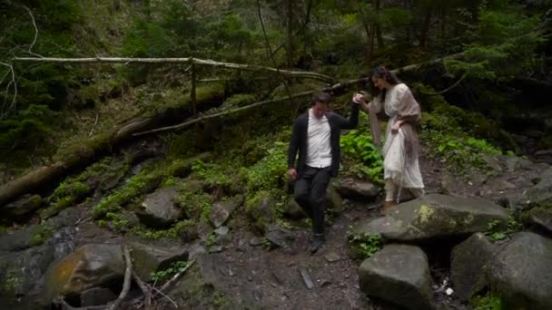 Пара гуляет по лесу — стоковое видео