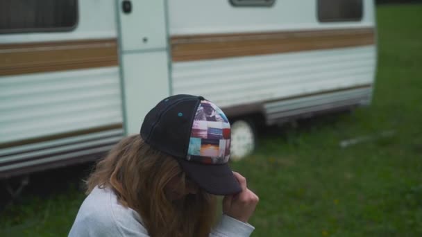 Hippie meisje in de buurt van een aanhangwagen — Stockvideo