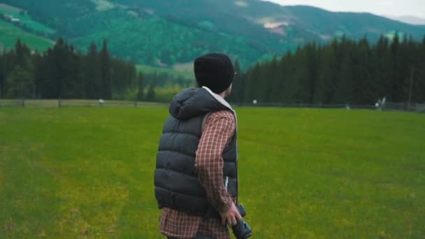 Fotógrafo tira uma foto nas montanhas — Vídeo de Stock