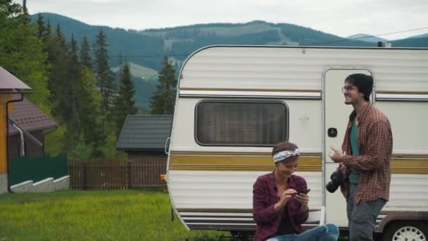 Turistas perto de um trailer em montanhas — Vídeo de Stock
