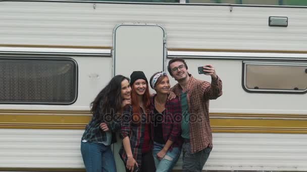 Vrienden doen selfie in de buurt van de caravan — Stockvideo