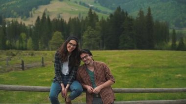 Bir dağ orman bir arka plan üzerinde çift