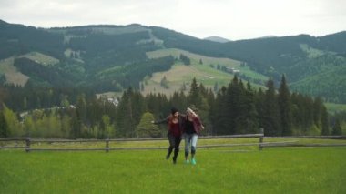 Dağlar vadisinde yürüyen kız arkadaş