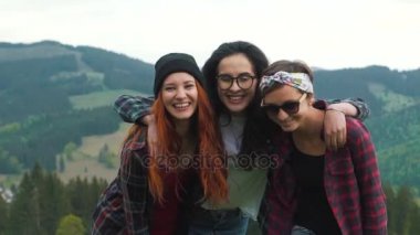 Kız hills bir arka plan üzerinde eğlenceli yaşıyorsanız